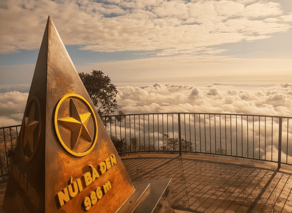 Cột mốc check-in tr&ecirc;n đỉnh N&uacute;i B&agrave; Đen